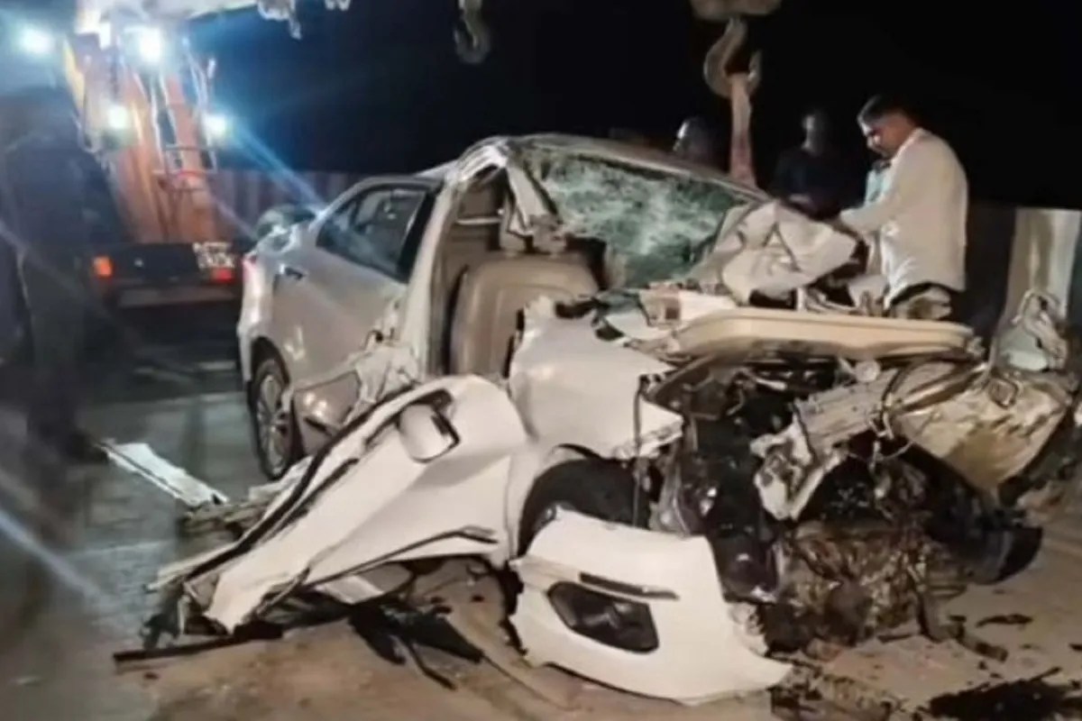 कंटेनर के पीछे घुसी तेज रफ्तार कार, तीन लोगों की मौत