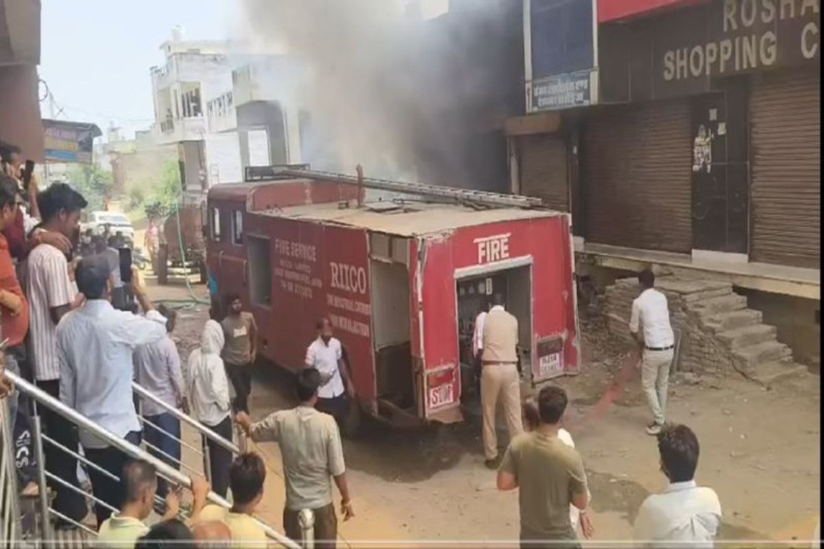 तूंगा रोड पर दुकान में भीषण आग, लाखों का सामान राख