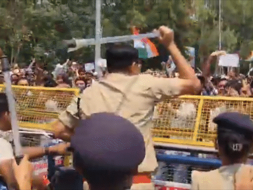 पिटाई के बाद कैंडिडेट्स ने उतारे कपड़े,लाठीचार्ज की 17 तस्वीरें:महिलाओं को पीटा, सड़कों पर घसीटा; आंसू गैस के गोले लोड किए, लाठियां बरसा दीं