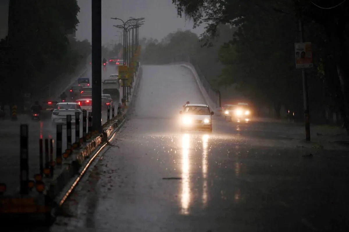 UP Weather Alert: गरज-चमक के साथ तेज बारिश: लखीमपुर, सीतापुर, हरदोई, बाराबंकी और रायबरेली में ओले व आंधी की संभावना
