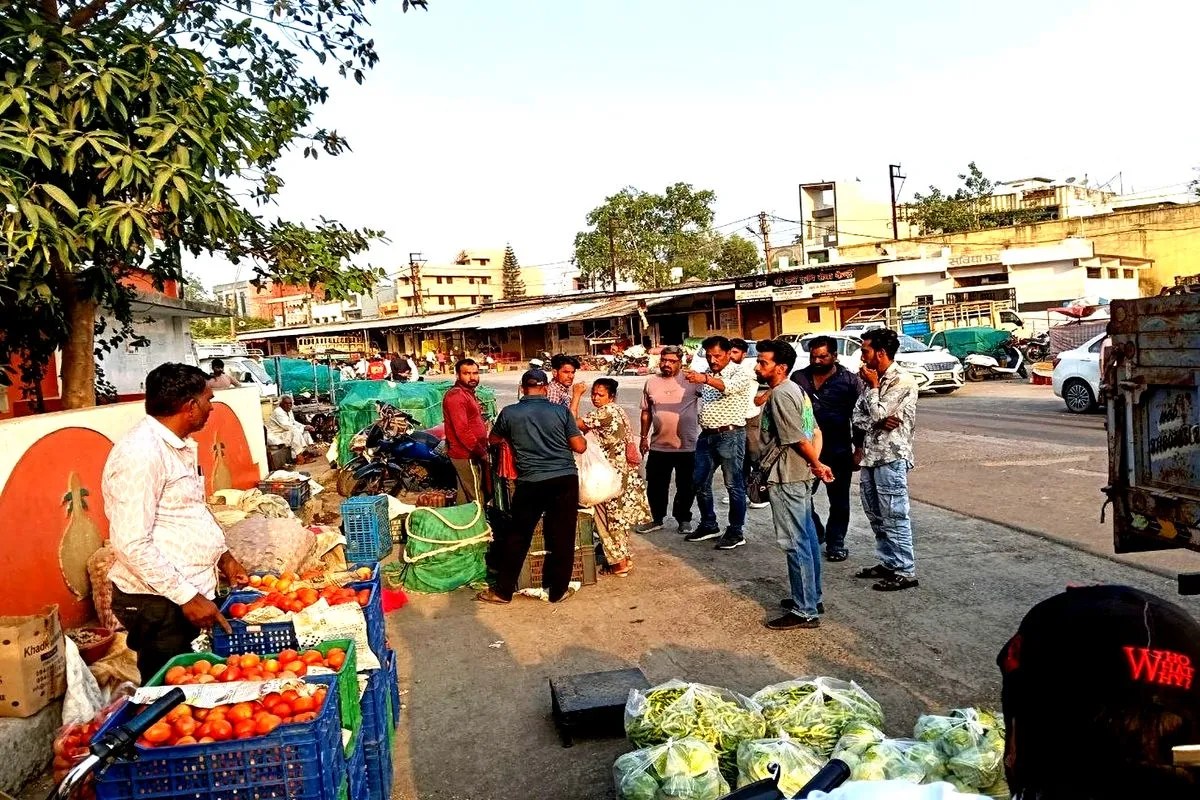 सब्जी मंडी में अव्यवस्था, थोक व्यापार ठप, खेरची हावी
