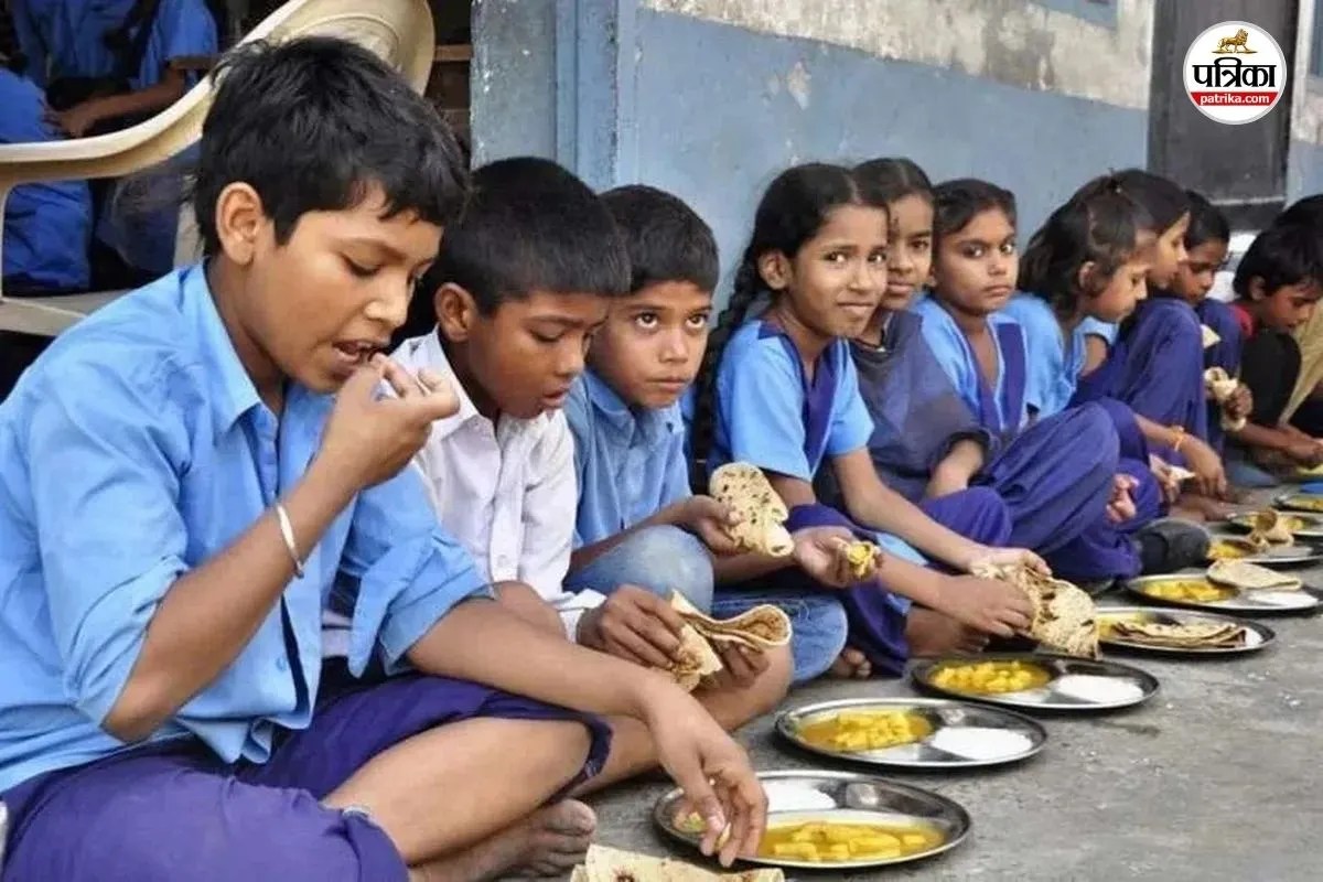 बिहार के सरकारी स्कूल में खाना खाने से 150 छात्र बीमार, ग्रामीणों का दावा- थाली में था सांप का बच्चा