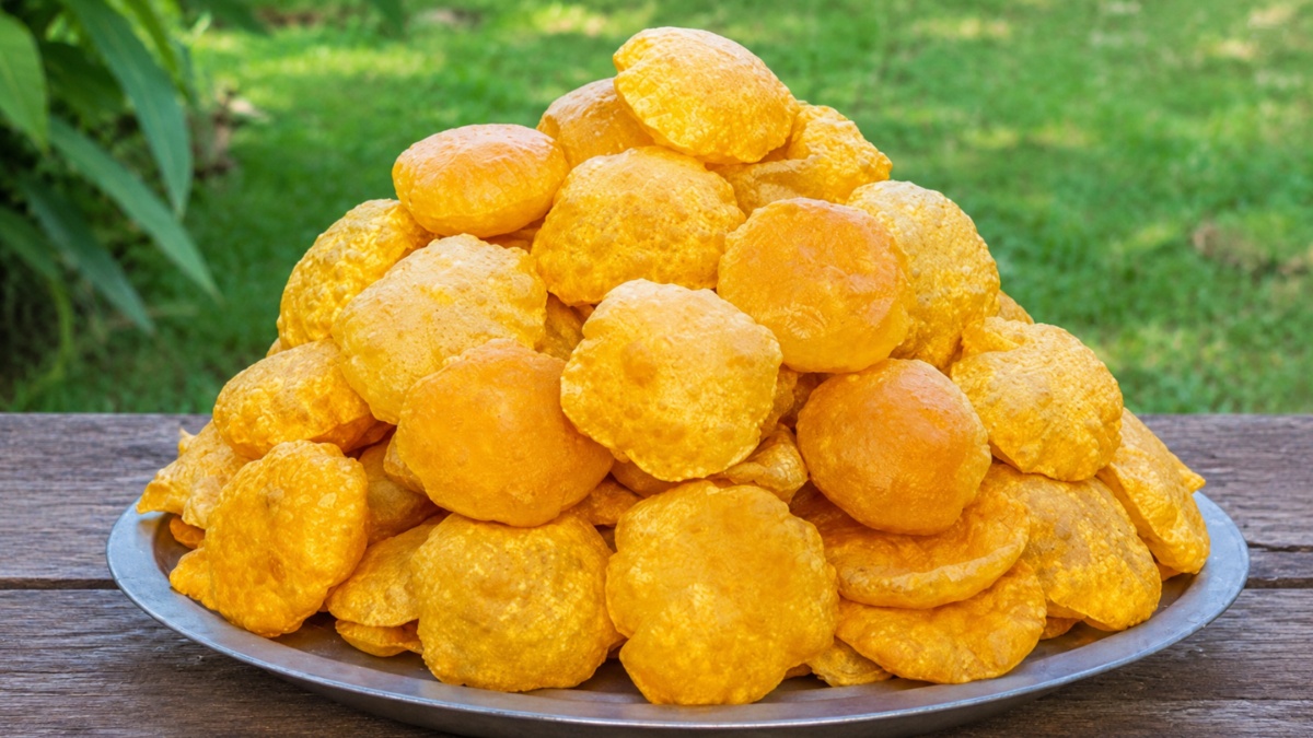 खाने बैठ गए हैं एक साथ कई लोग तो इस टिप्स से एक ही बार में बनाएं चालीस पचास पूड़ियां, किसी की थाली नहीं होगी खाली