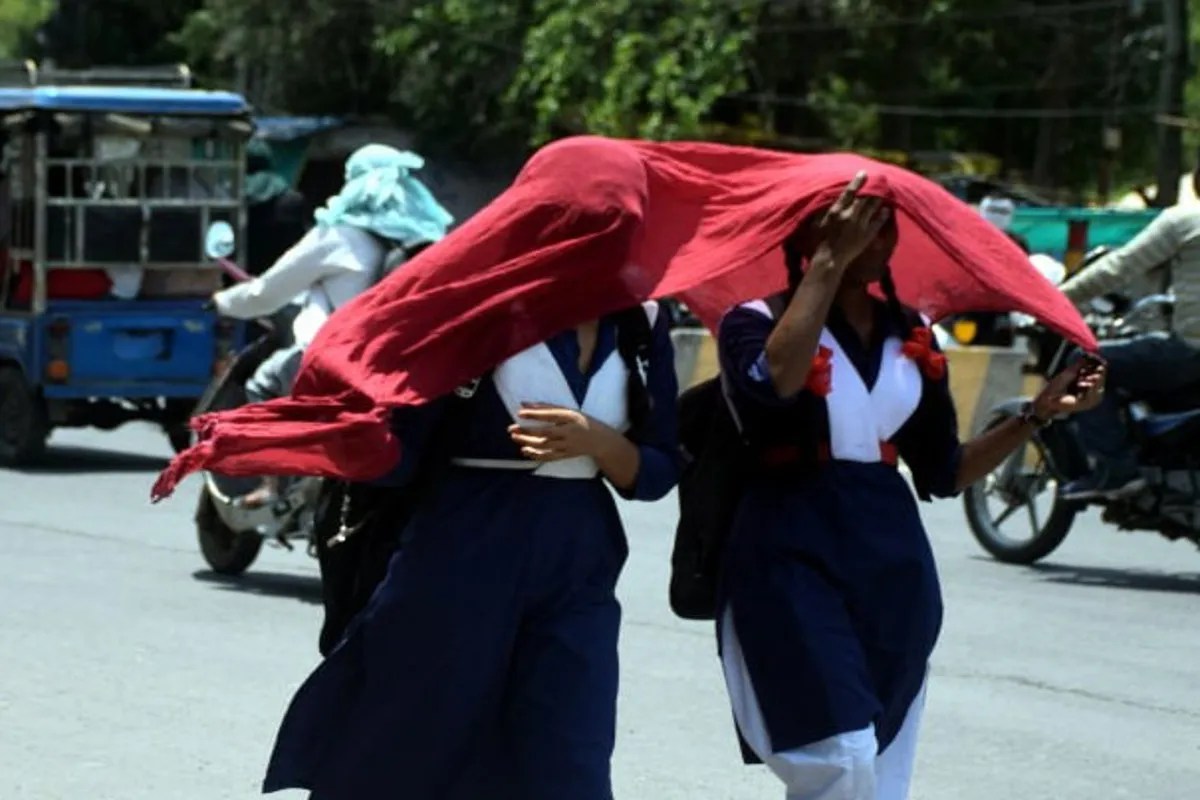 UP Heatwave Alert: लखनऊ समेत यूपी में बढ़ेगी तपिश, बुंदेलखंड के कई जिलों में लू का बड़ा अलर्ट