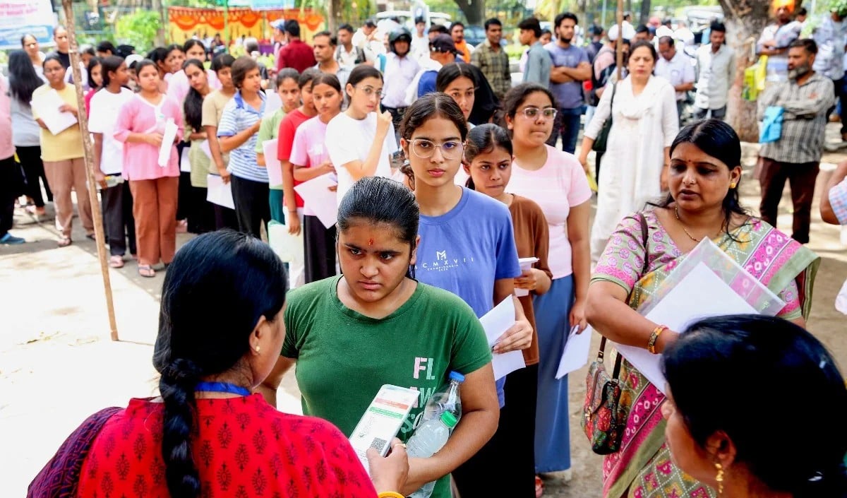NEET Scam 2024: एक एजेंसी, दो Exam, अलग सिस्टम क्यों? NTA की पेन-पेपर वाली जिद पर उठे सवाल