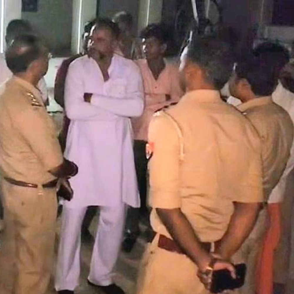 झांसी में गोली लगने से दूल्हे के चाचा की मौत:दुल्हन घर आई तो चचेरा भाई तमंचे से कर रहा था फायरिंग, सीने में जा लगी बुलेट