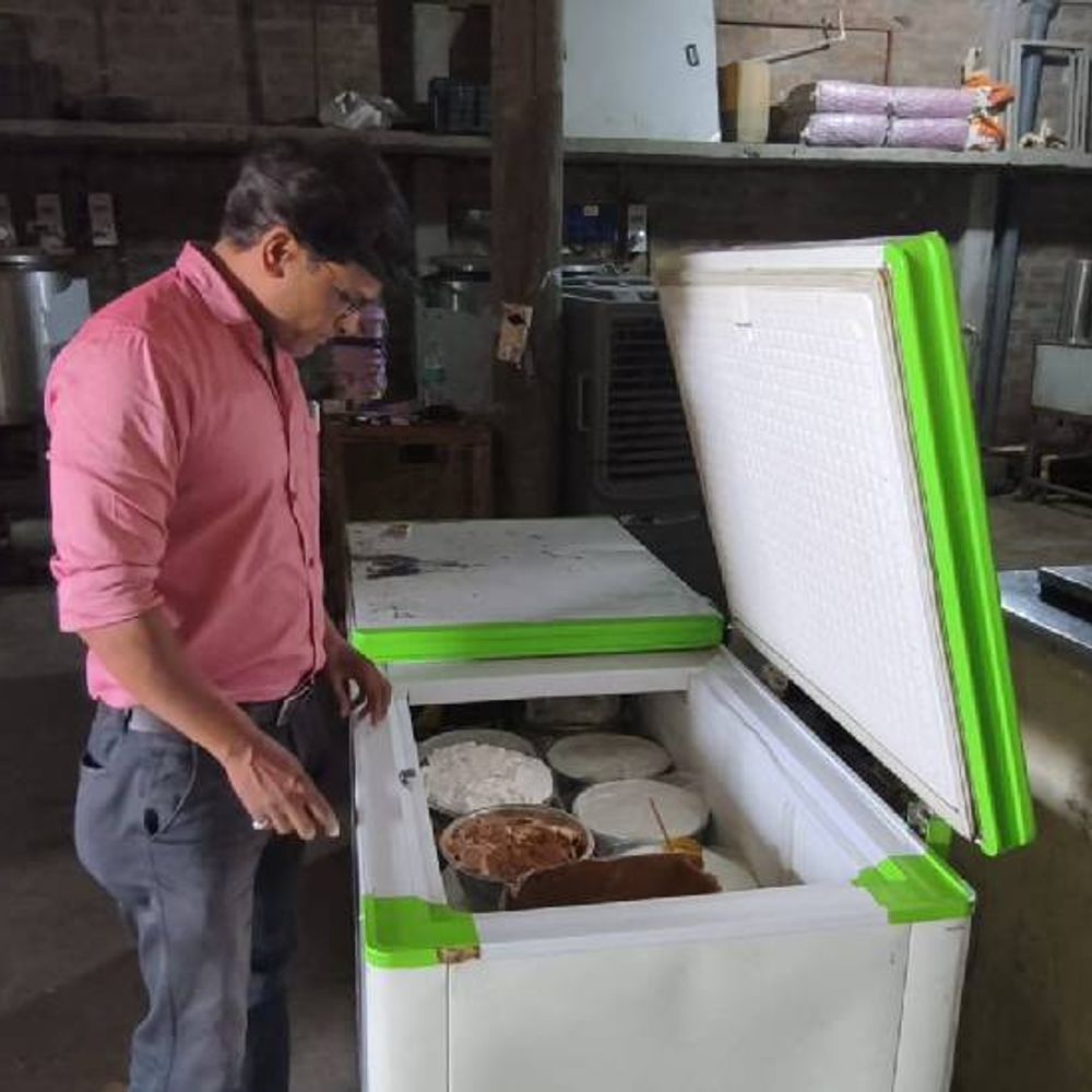 इंदौर में बिना लाइसेंस चल रही आइसक्रीम फैक्टरी:दो फैक्टरियों में निर्माण में मिली गड़बड़ियां, जंग लगे सांचे और बिना लेबल फ्लेवर मिलने पर सख्ती