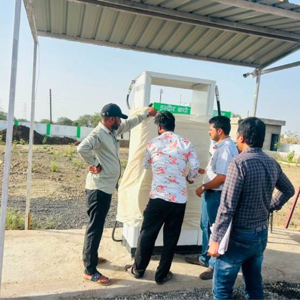 इंदौर के देपालपुर के बायोडीजल पंप पर छापा:बीएस-100 के नाम पर बेचा जा रहा था नकली बायोडीजल; पंप संचालकों पर कार्रवाई