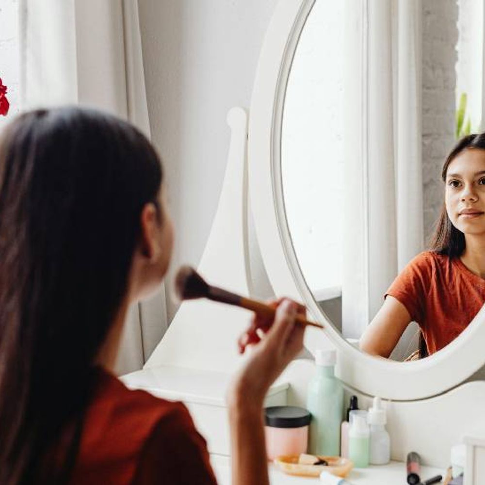 ब्यूटी+पर्सनल केयर का खर्च 10 साल में 5 गुना बढ़ा:ड्रेसिंग टेबल में काजल, पाउडर, लिपस्टिक ही नहीं; एसपीएफ फाउंडेशन, मॉइश्चराइजर-प्राइमर कॉम्बो जैसे प्रोडक्ट भी