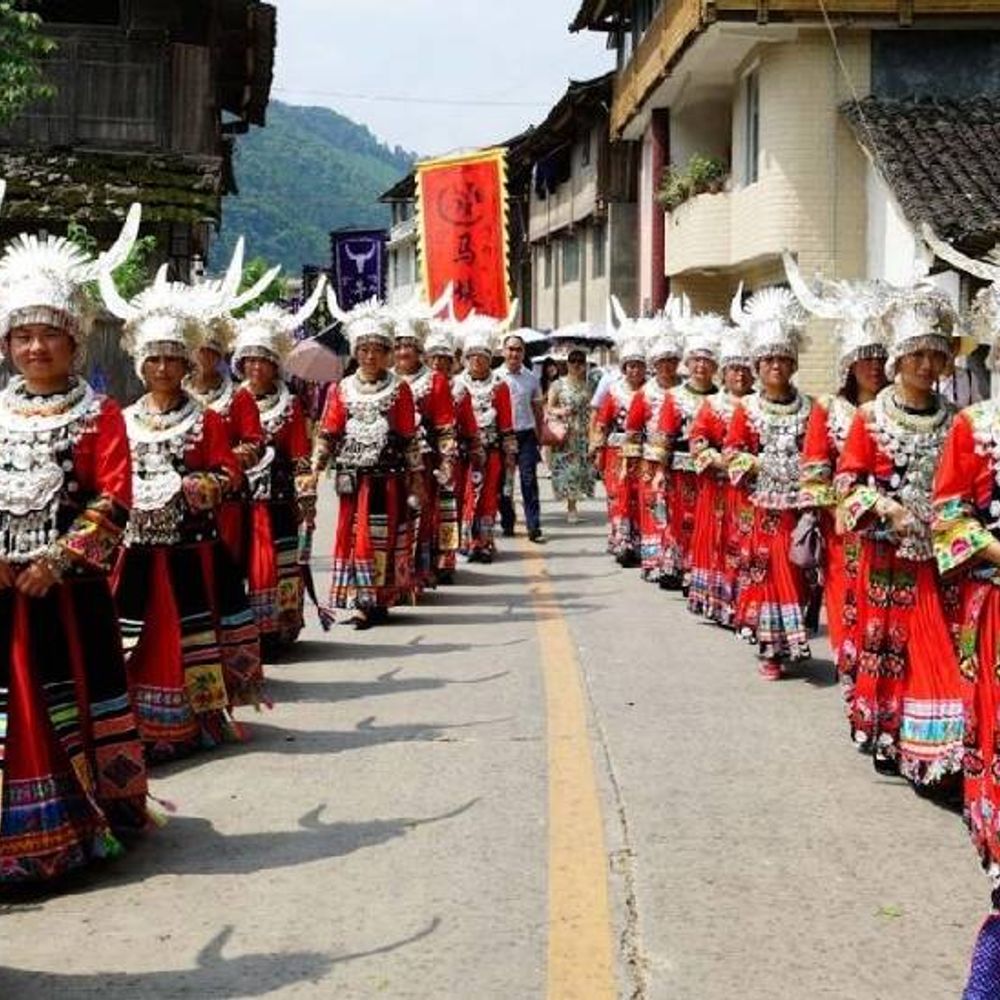 अनूठी परंपरा; मियाओ सिस्टर्स फेस्टिवल:रंग-बिरंगे चावलों से बयां होता है दिल का हाल, ‘सिस्टर्स राइस’ देकर युवतियों ने चुना हमसफर