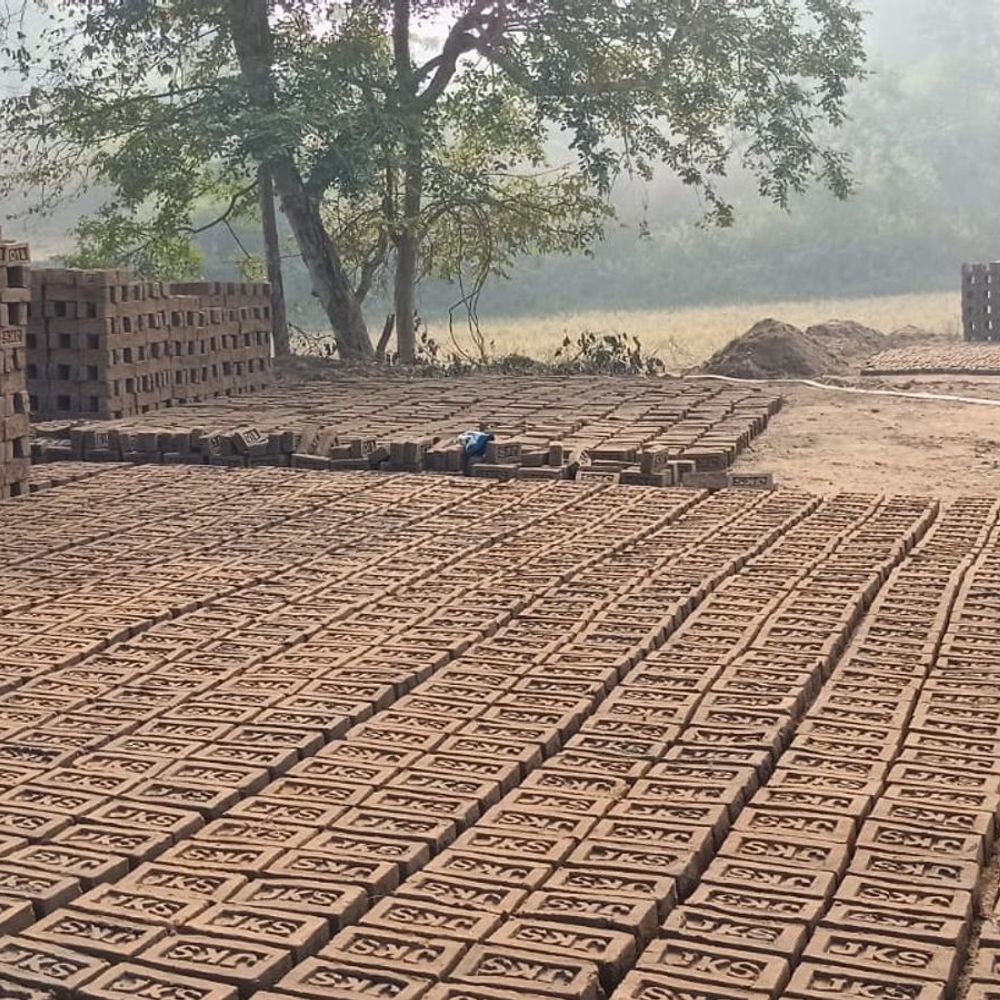 घर बनाना महंगा… बेमौसम बारिश से बिहार में 150 करोड़ कच्ची ईंटें घुलीं, ₹1 रुपए तक महंगी मिलेगी 1 ईंट