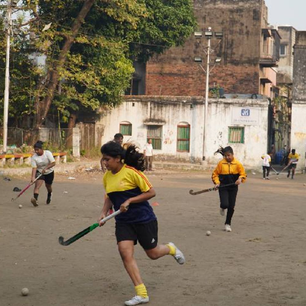 कोलकाता की तंग गलियों में हॉकी का मैदान बना उम्मीद:दो भाइयों की एकेडमी, खेल के सहारे गरीब बच्चों की जिंदगी को नई दिशा