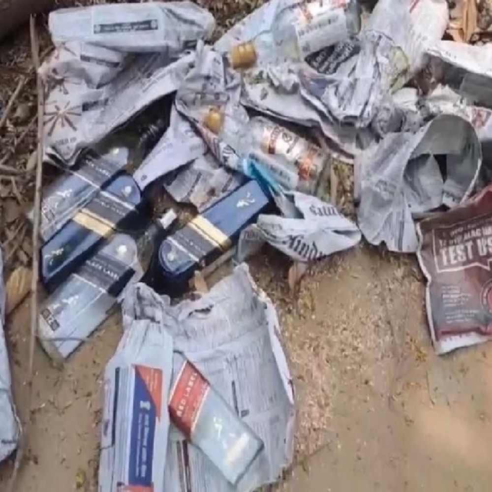 सरकार के रास्ते में शराब की बोतलें:पटना के सबसे सुरक्षित VVIP इलाके में मिलीं प्रीमियम विदेशी शराब की बोतलें, मच हड़कंप