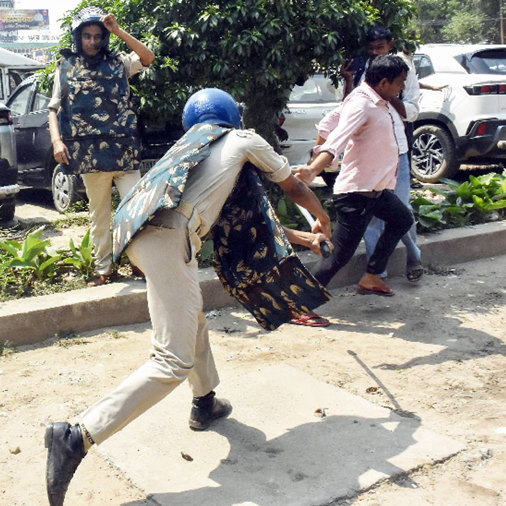 शिक्षक अभ्यर्थियों ने बैरिकेडिंग तोड़ी तो पुलिस ने दौड़ा-दौड़ा कर लाठी से पीटा