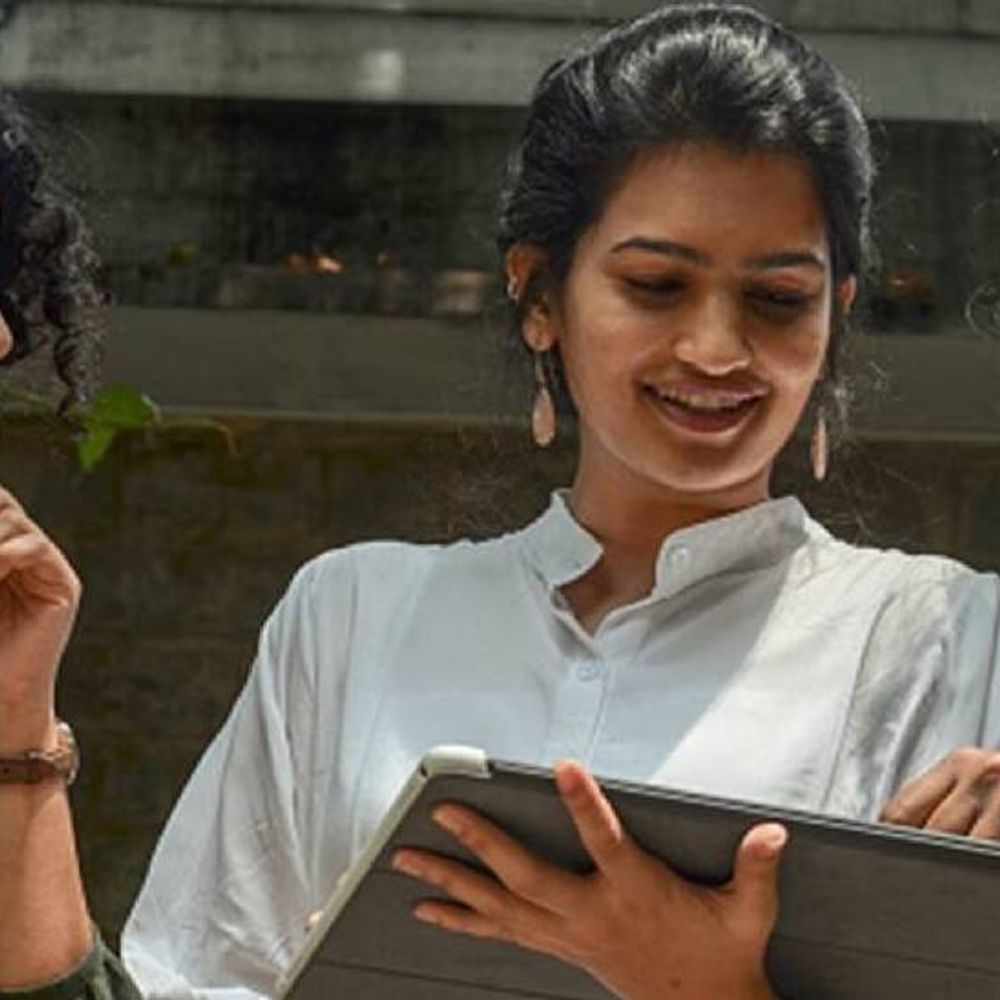 रोजगार की तस्वीर बदली:आर्थिक फैसलों में महिलाओं की भागीदारी बढ़ी; महिला मुखिया वाले घरों में कम हुई दिहाड़ी, पक्की नौकरियां बढ़ीं