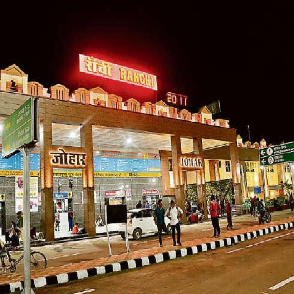 रोजाना 7000 यात्रियों की आवाजाही के बावजूद अरगोड़ा स्टेशन बदहाल, पानी, शौचालय और शेड जैसी बुनियादी सुविधाएं भी नहीं