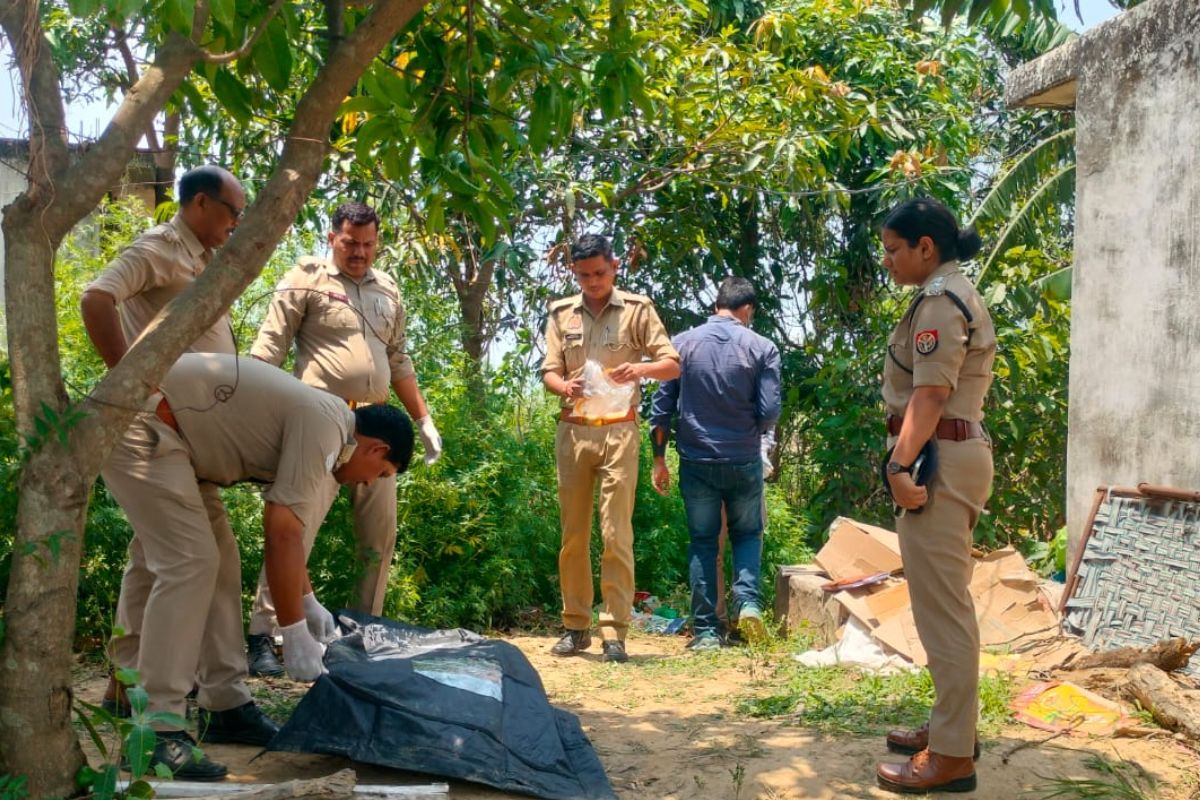 गोंडा में भाई की हत्या के बाद रातभर शव के पास सोता रहा छोटा भाई, पिता ने बताई पुलिस को पूरी दास्तान