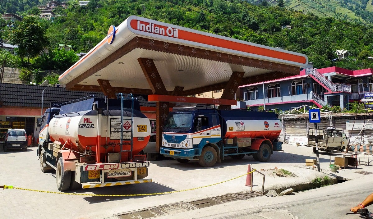 Fuel Prices Hiked In India | पेट्रोल-डीजल की कीमतों में फिर 90 पैसे की बढ़ोतरी, दो साल बाद रिकॉर्ड स्तर पर पहुँचे दाम