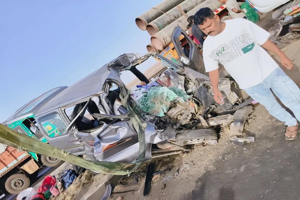 ट्रक और वैन की टक्कर में पिता-पुत्र समेत 4 की मौत, 2 घायल