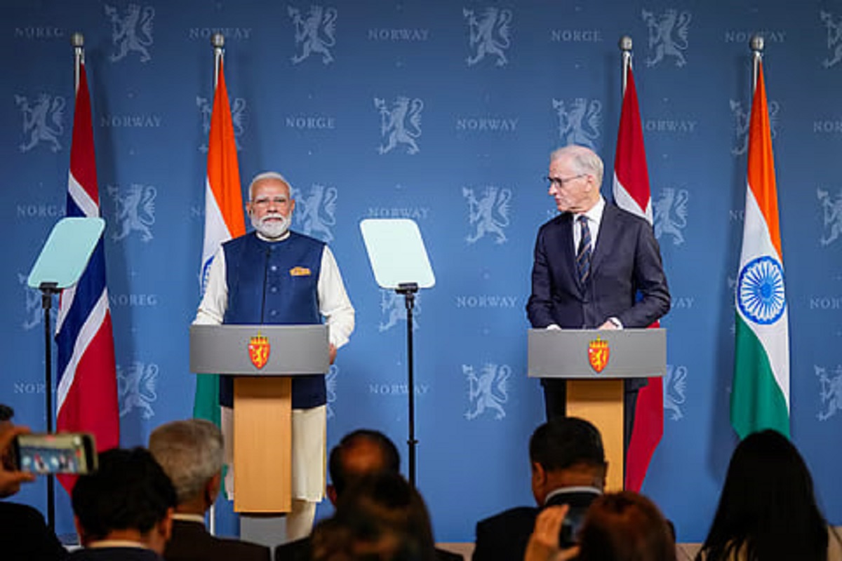 हाथ में बीन और सपेरे का अवतार, नॉर्वे के अखबार में छपा पीएम मोदी के खिलाफ नस्लीय कार्टून, मचा बवाल