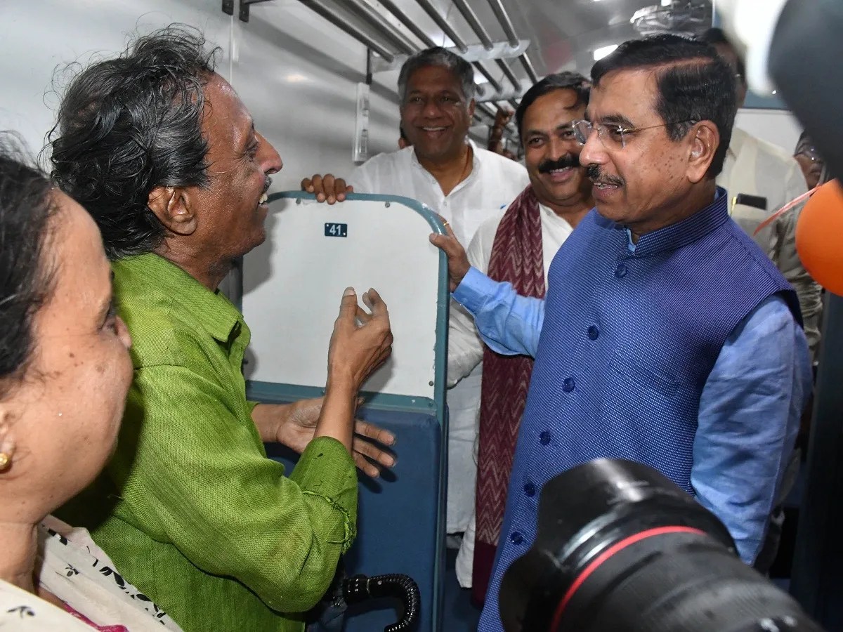 जोशी ने कहा- देशभर में 160 से अधिक वंदे भारत ट्रेनें चल रही, कर्नाटक में लगभग 3,700 किलोमीटर रेलवे विद्युतीकरण का कार्य पूरा