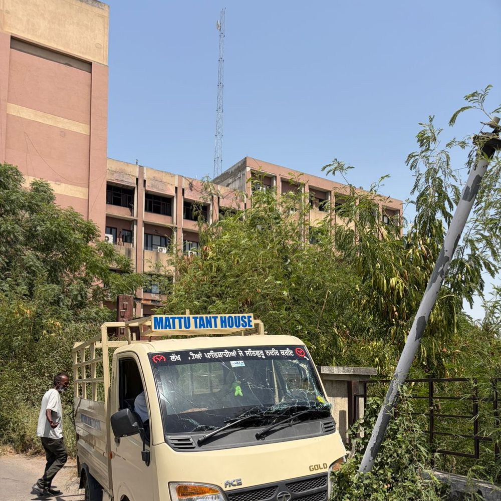 ड्राइविंग ट्रैक पर टेस्ट के दौरान टेम्पो बेकाबू, खंभे से टकराकर क्षतिग्रस्त