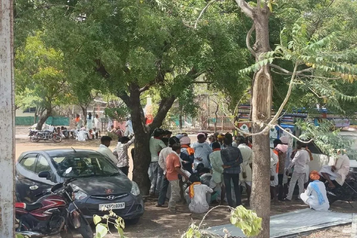 एमपी में थाने के सामने बैठी पंचायत, ‘झगड़े’ में मांगे 20 लाख