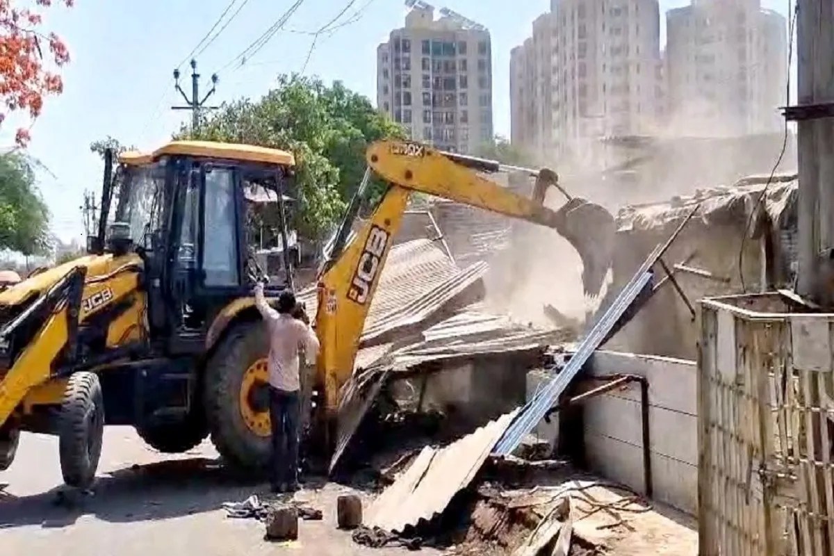 राजकोट में मनपा ने 33 अवैध निर्माण हटाए