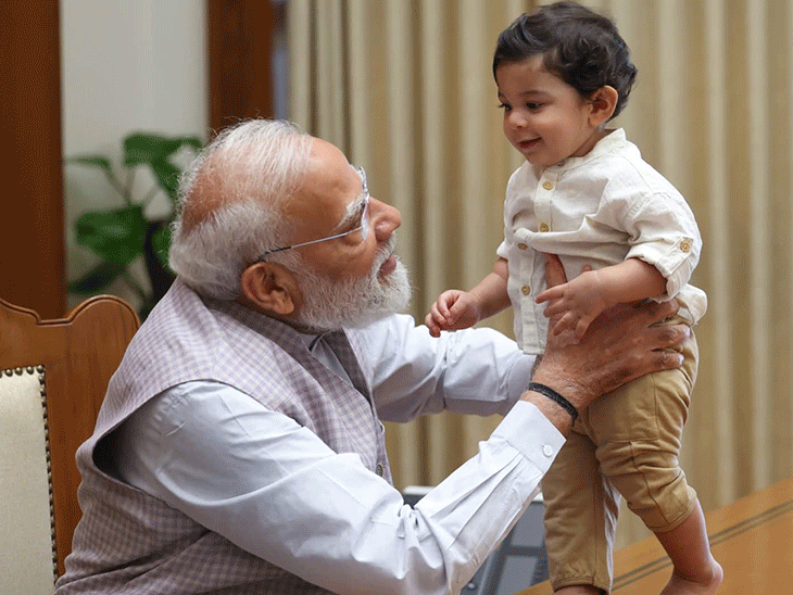 मोदी ने केंद्रीय मंत्री के बेटे को गोद में उठाया:टेबल पर खड़ा करके दुलारा, बेटी को कॉपी दी; राम मोहन नायडू फैमिली संग पहुंचे थे