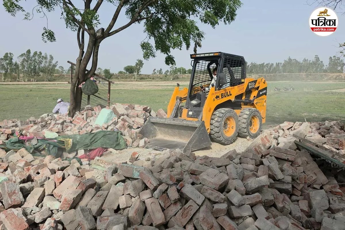 संभल में अवैध कब्जों पर सबसे बड़ी कार्रवाई: 200 बीघा झील की जमीन खाली, मजार भी तोड़ी गई