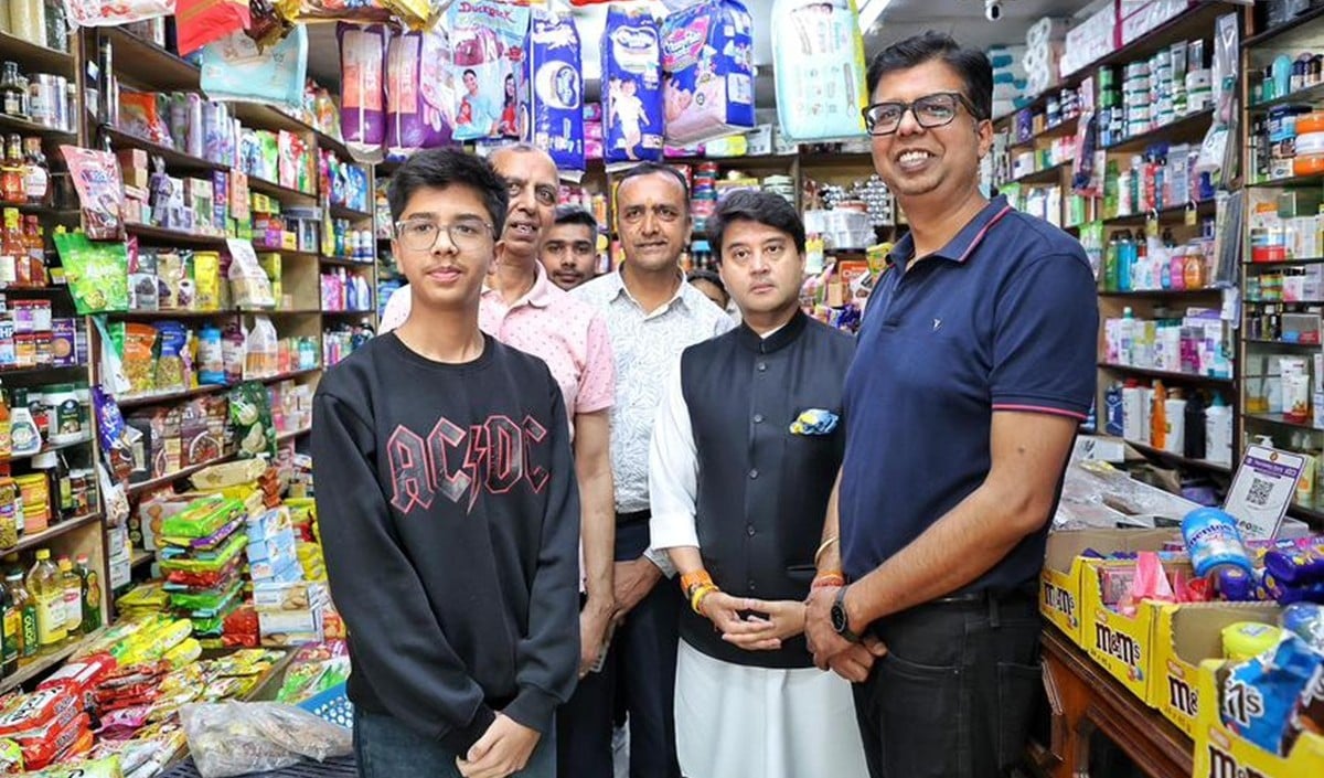 Gangtok की सड़कों पर घूमे मंत्री Scindia, पत्नी के लिए की Shopping, UPI से किया Digital Payment