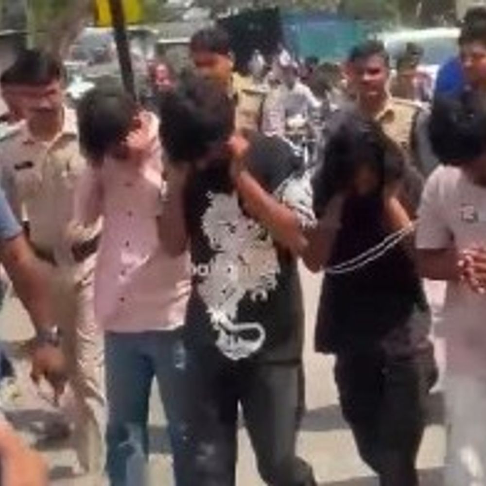 रतलाम में हत्या के आरोपियों को निकाला जुलूस:कान पकड़े, सिर झुकाकर नंगे पैर चले; किडनैप कर उज्जैन ले जाकर की थी हत्या