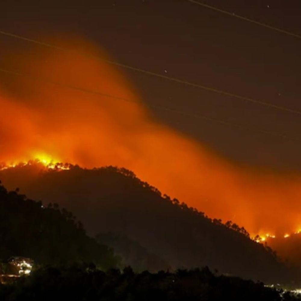हिमाचल प्रदेश, उत्तराखंड और जम्मू-कश्मीर के जंगलों में लगी आग:धुएं से पहाड़ों में विजिबिलिटी घटी; वायुसेना का ऑपरेशन जारी