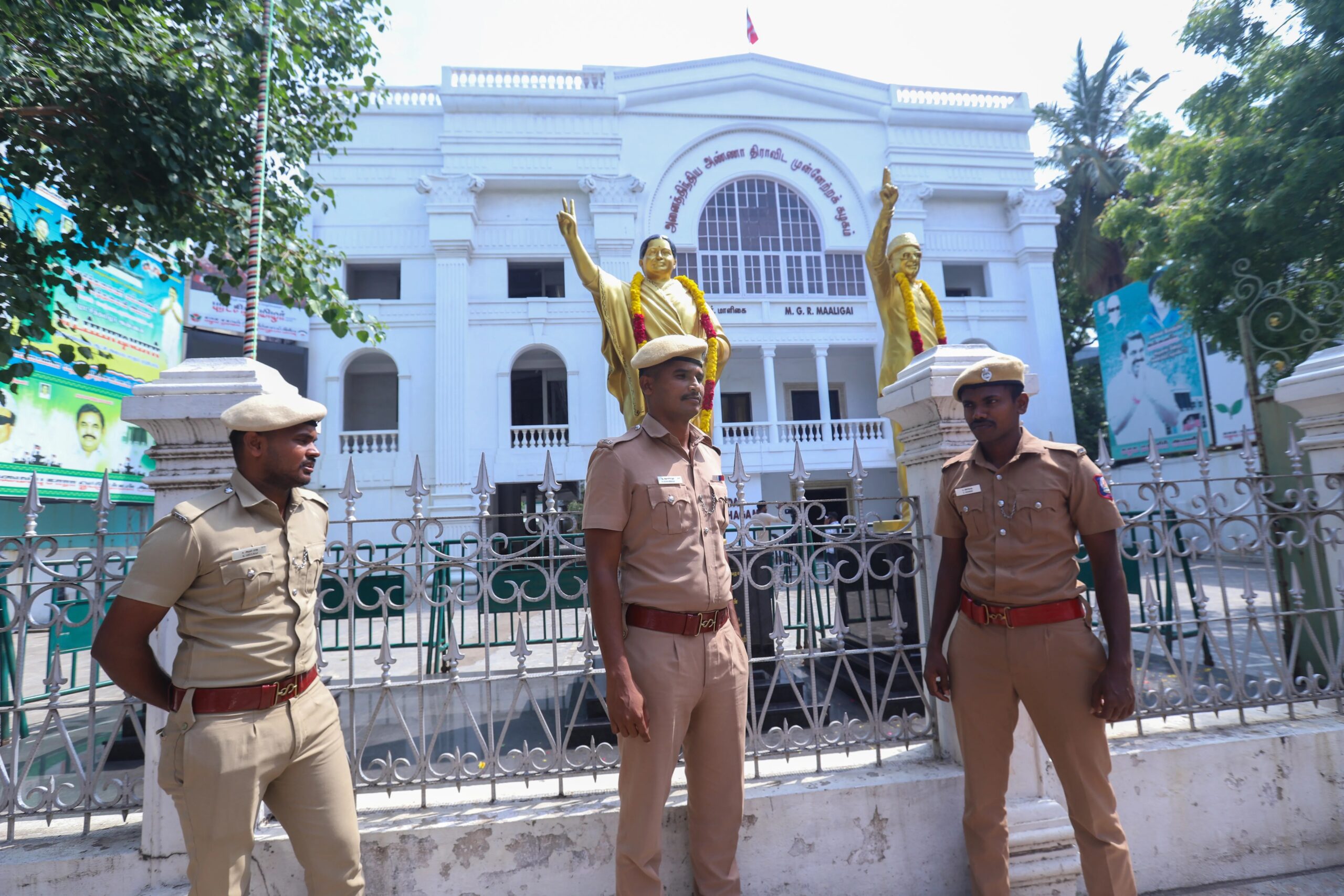 AIADMK में घमासान, पार्टी मुख्यालय की सुरक्षा बढ़ाई