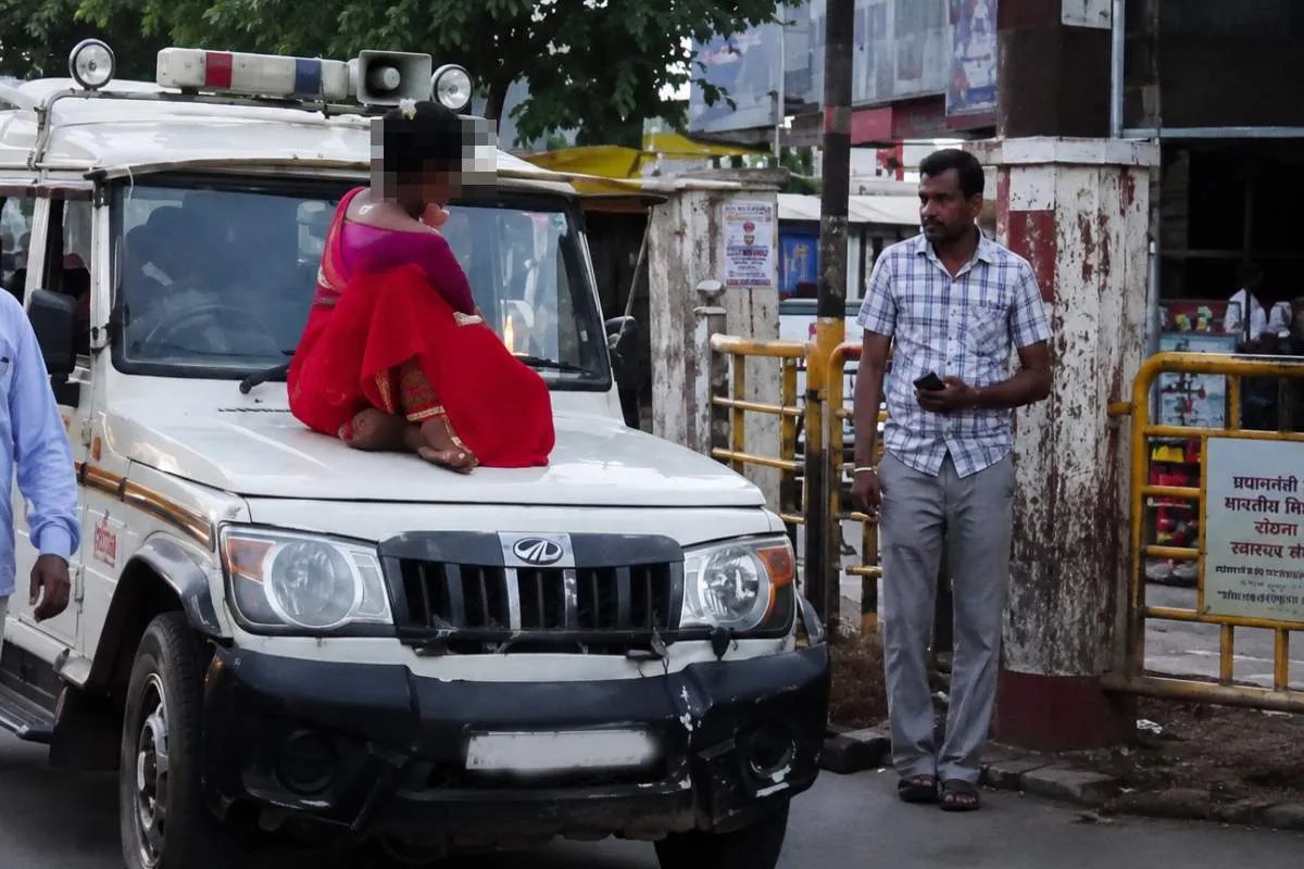 भाई की बुलेट का चालान काटा तो पुलिस की जीप के बोनट पर चढ़कर बैठ गई बहन