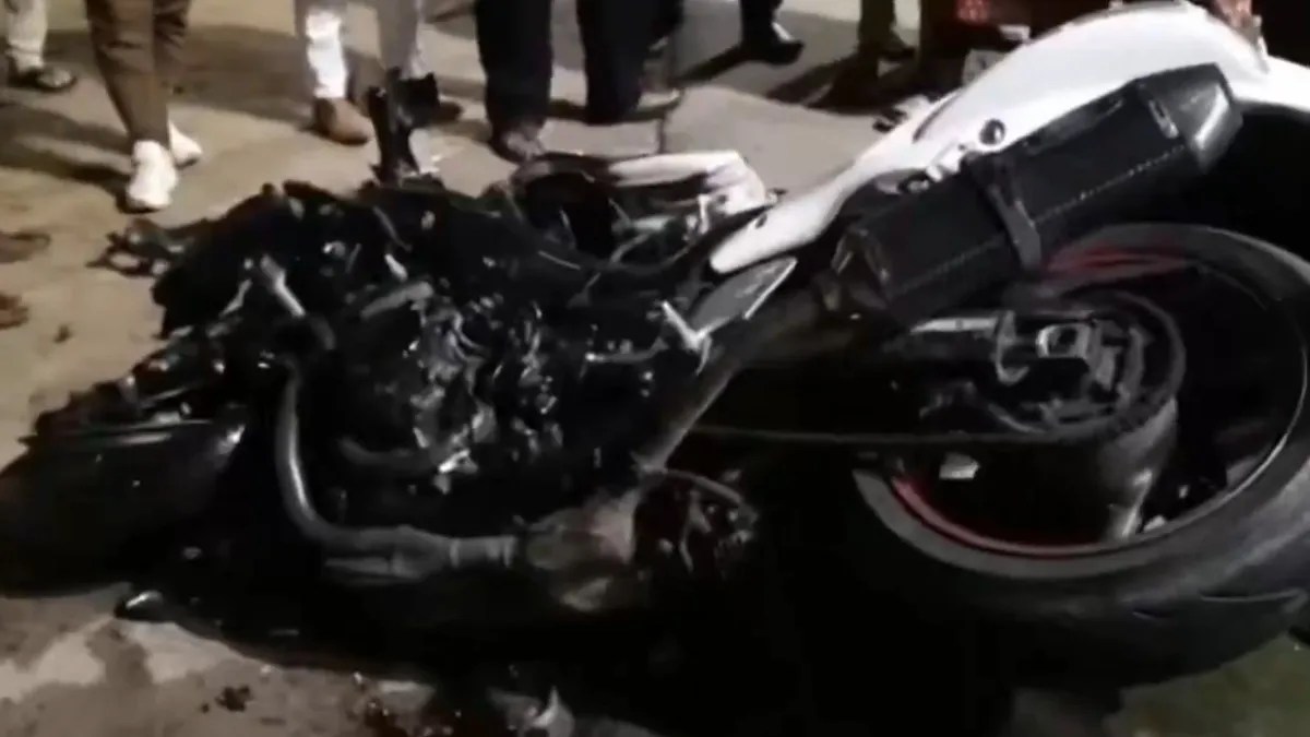 तेज़ रफ्तार में स्पोर्ट्स बाइक कार से जा टकराई, तेलंगाना में 5 लोगों की हुई मौत