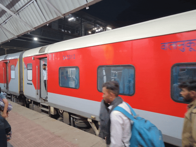 बासनी-सालावास के बीच इंजीनियरिंग कार्य से 4 ट्रेनें रहेंगी रद्द:3 ट्रेनों का रूट बदला; हड़पसर सुपरफास्ट 20 अगस्त तक अहमदाबाद के बजाय साबरमती स्टेशन पर रुकेगी