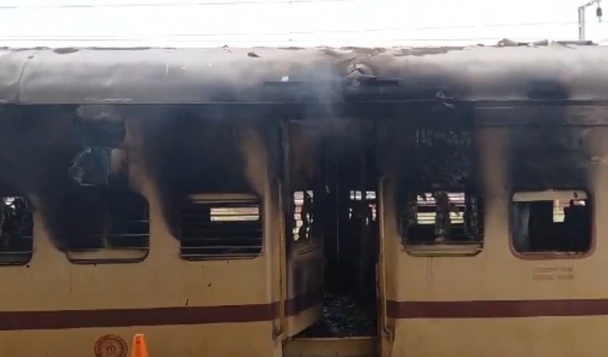 Train Fire Conspiracy: क्या ट्रेनों में आग लगाना एक सोची-समझी साजिश है? Indian Railways ने जताई आशंका