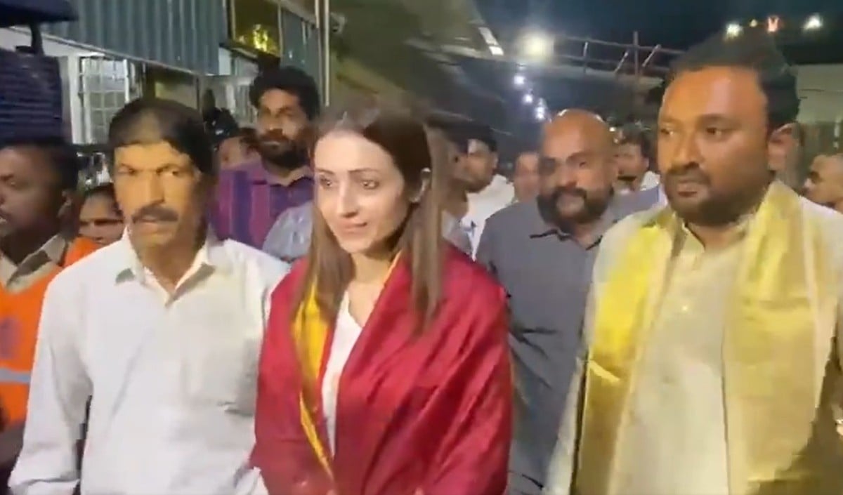 Trisha Krishnan ने तिरुपति में टेका मत्था: जन्मदिन पर भक्ति या Vijay Thalapathy की जीत के लिए दुआ? सोशल मीडिया पर छिड़ी चर्चा