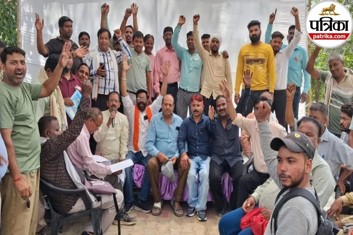 नगर निगम में हंगामा, बिना पढ़े-लिखे कर्मचारियों को बना दिया जनगणना कर्मी, धरने पर बैठे कर्मचारी