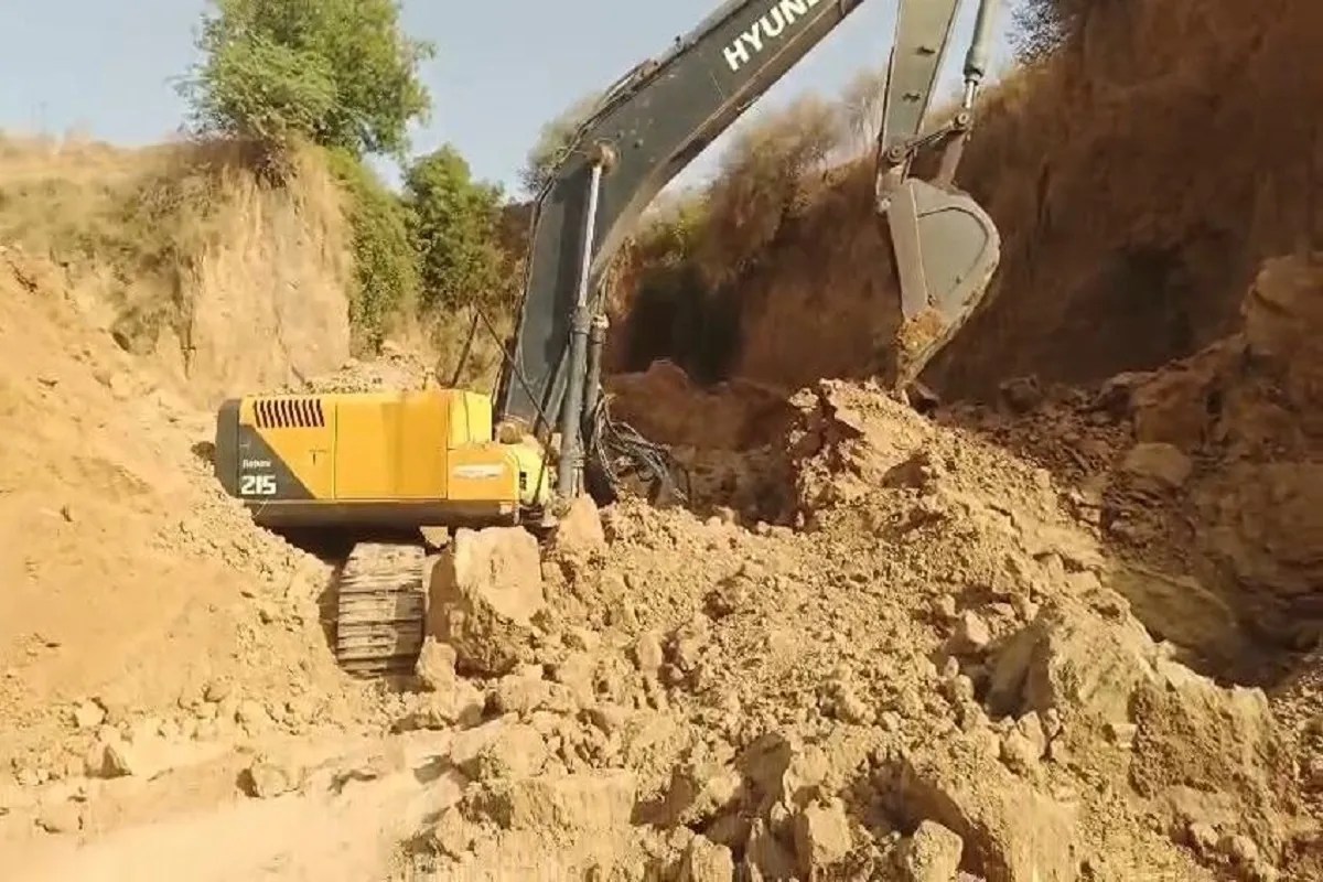 वडोदरा : अवैध खनन के दौरान मिट्टी ढहने से दबे दो लोगों की मौत