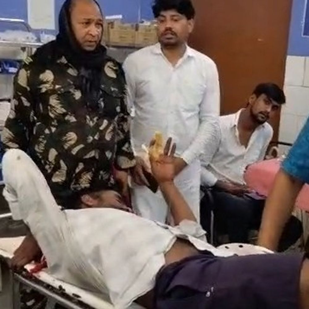 औरंगाबाद के NH-19 पर सड़क हादसा:UP के ड्राइवर-कंडेक्टर घायल, सामने जा रहे ट्रक के अचानक ब्रेक लगाने से हादसा