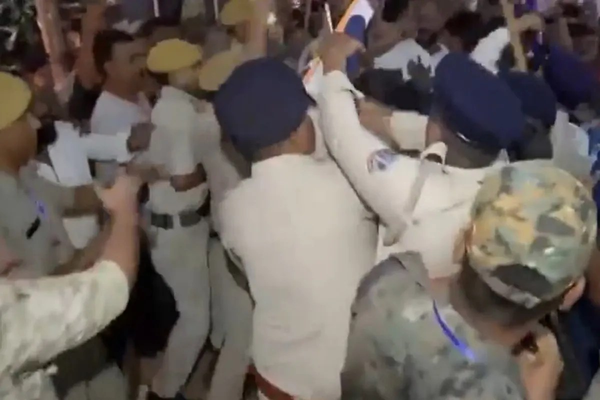 बैरकपुर में काउंटिंग के बीच भारी बवाल: राष्ट्रगुरु सुरेंद्रनाथ कॉलेज केंद्र पर झड़प, सुरक्षा बलों का लाठीचार्ज
