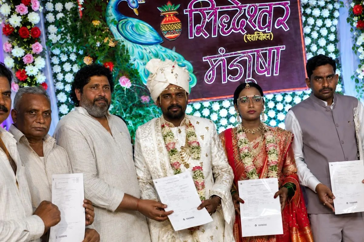 Wedding Gift: रिटर्न गिफ्ट में दूल्हे ने गांव के 3465 लोगों का करा दिया बीमा, उधर मिलिंद देवड़ा को याद आ गई अपनी शादी