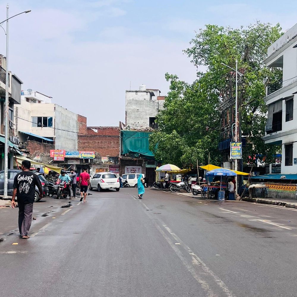 प्रयागराज में देर रात बूंदाबांदी के बाद तापमान में गिरावट:सुबह से बादल छाए, चल रही तेज हवाएं, तापमान में 12 की गिरावट
