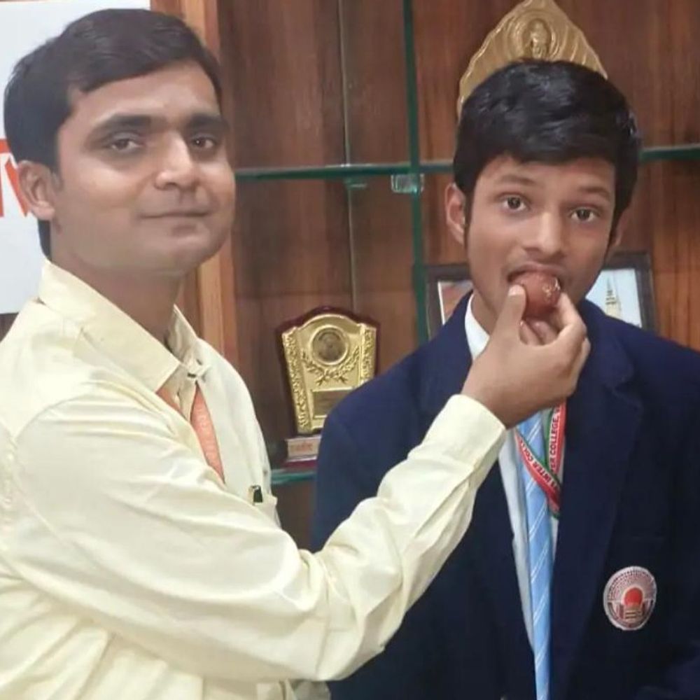 जिस कालेज ने टॉपर दिए वहां के प्रिंसिपल हटाए गए:वाराणसी के क्वींस कालेज के प्रिंसिपल सुमीत श्रीवास्तव ने स्कूल में किए गए थे अहम बदलाव