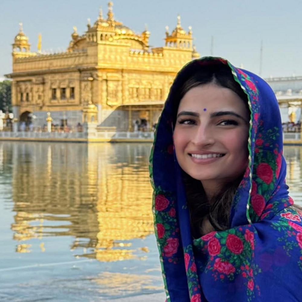 बॉलीवुड एक्ट्रेस पलक तिवारी ने गोल्डन टेंपल में माथा टेका:दुपट्‌टे से सिर ढककर आईं, गुरबाणी सुनी; पहली यात्रा का अनुभव साझा किया