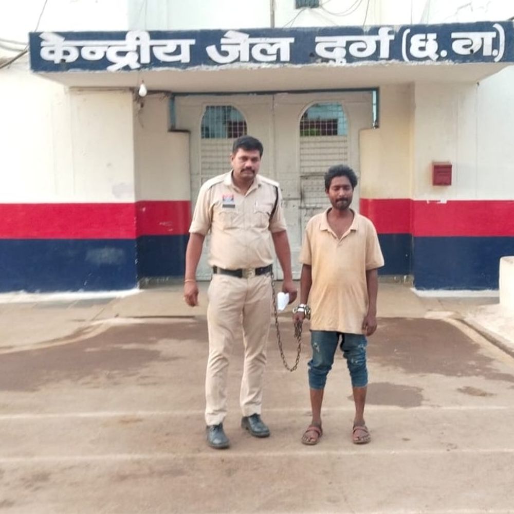 दुर्ग में दो कार्रवाई में पुलिस ने गांजा-शराब पकड़ा:जामुल में महिला के घर से 3 किलो गांजा जब्त, अंजोरा बस स्टैंड से 32 पाव शराब के साथ युवक गिरफ्तार