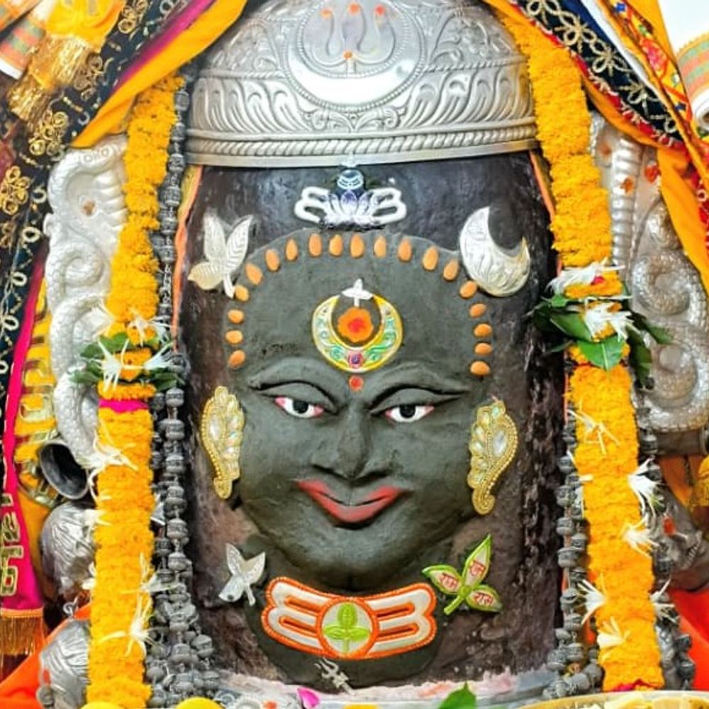 गुरुवार को महाकाल के भस्म आरती दर्शन:भगवान महाकाल का रजत मुकुट त्रिपुण्ड भांग चन्दन अर्पित कर दिव्य श्रृंगार