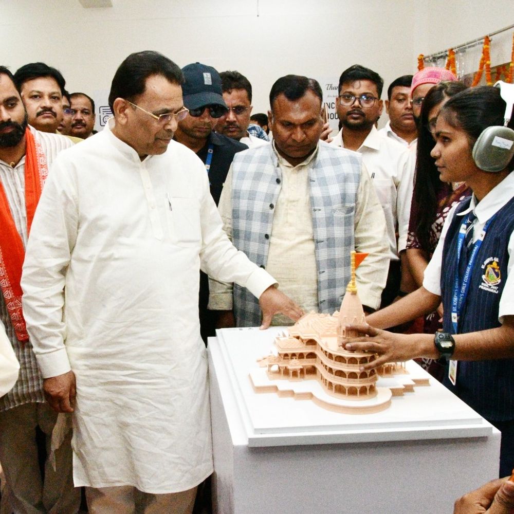 प्रयागराज के इलाहाबाद म्यूजियम में पहुंचे मंत्री नरेंद्र कश्यप:दिव्यांगों के लिए बनी अनुभव वीथिका का किया अवलोकन